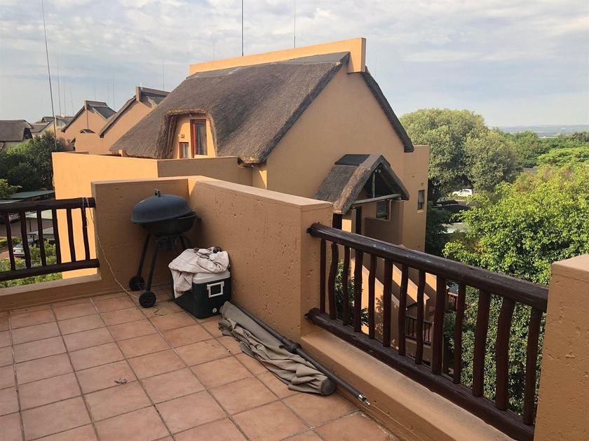 Flat-Apartment For Sale in Lonehill, Gauteng
