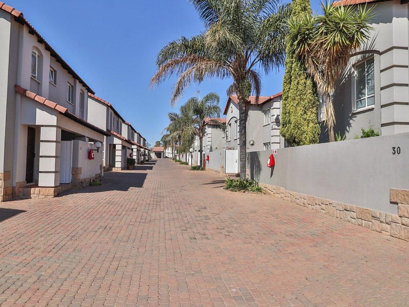 For Sale FlatApartment in Sunninghill, Sandton (TIV_13782518) Persquare